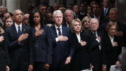 Les anciens présidents démocrates américains Barack Obama, Bill Clinton et Jimmy Carter, ainsi que leurs épouses, assistent aux obsèques de George H. W. Bush à Washington, le 5 décembre 2018. (ALEX BRANDON / AFP)