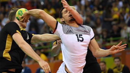 Mathieu Grebille sous le maillot de l'équipe de France de handball.  (ROBERTO SCHMIDT / AFP)