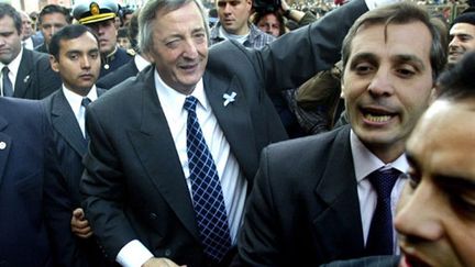 Nestor Kirchner dans les rues de Buenos Aires en 2004. (AFP/ALI BURAFI)