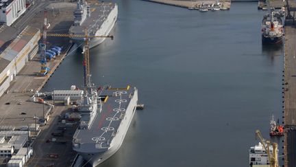 &nbsp; (Les deux "Mistral" construits par la France pour la Russie à quai à Saint-Nazaire © REUTERS/Stephane Mahe)