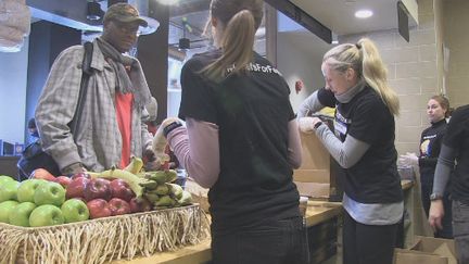 Aux Etats-Unis, le shutdown entre dans son deuxième mois. Et la solidarité s'organise pour les fonctionnaires toujours privés de salaire. (France 24)