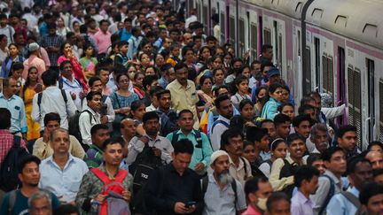 Des Indiens se pressent sur les quais en attendant leur train à la gare Chhatrapati Shivaji Terminus (CST) de Mumbai, le 19 avril 2023. (PUNIT PARANJPE / AFP)