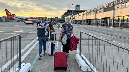 Des passagers s'apprêtent à prendre un avion. (VANESSA MEYER / MAXPPP)