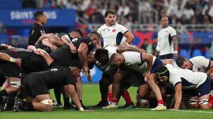 La mêlée française, dirigée par Antoine Dupont, a été dominatrice face aux Néo-Zélandais, le 8 septembre 2023, lors du match d'ouverture de la Coupe du monde. (MARTIN BUREAU / AFP)