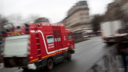 Un camion de pompiers &agrave; Paris, le 12 janvier 2011. (LOIC VENANCE / AFP)