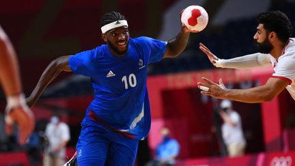 L'arrière droit français Dika Mem contre Bahreïn en quarts de finale des Jeux olympiques de Tokyo, le 3 août 2021. (FRANCK FIFE / AFP)