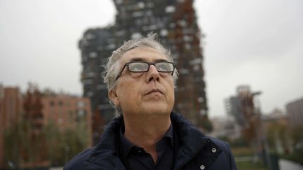 L'urbaniste Stefano Boeri devant sa "forêt verticale" à Milan, le 15 novembre 2018 (LUCA BRUNO / AP / SIPA)