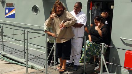 Jos&eacute; Salvador Alvarenga aid&eacute; par un infirmier de l'h&ocirc;pital de Majuro, &agrave; son arriv&eacute;e dans la capitale des&nbsp;Iles Marshall, le 3 f&eacute;vrier 2014. (GIFF JOHNSON / AFP)