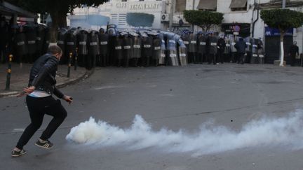 Les forces de sécurité interviennent avec des gaz lacrymogènes contre des étudiants à Alger le 26 février 2019. Ils ont été empêchés de se rendre au siège de la Présidence.&nbsp; (FAROUK BATICHE / ANADOLU AGENCY)