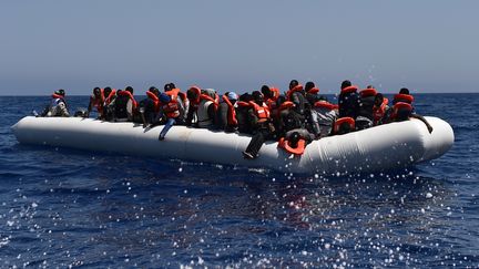 Des migrants attendent lors d'une opération de secours au large des côtes libyennes, le 24 mai 2016. (GABRIEL BOUYS / AFP)