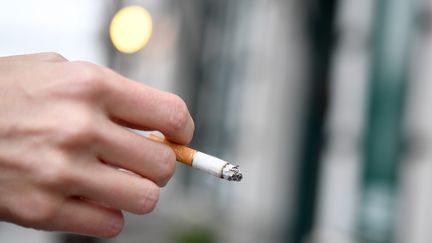 En juillet 2019, six jeunes ont été intoxiqués en fumant une cigarette roulée offerte dans la rue à Roanne (Loire). (HELMUT FOHRINGER / APA-PICTUREDESK / AFP)