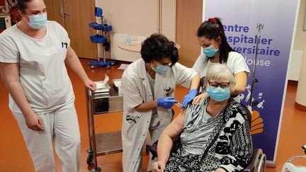 Régine, 71 ans, première vaccinée contre le Covid-19 à l'hôpital Garonne de Toulouse, le 5 janvier 2021. (STÉPHANE IGLESIS / FRANCE-INFO)