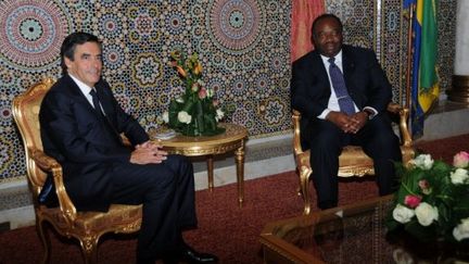 A Libreville, au Gabon, Francois Fillon et le président Ali Bongo Ondimba, le 16 juillet 2011. (AFP PHOTO / WILS YANICK MANIENGUI)