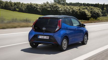 Une petite voiture idéale pour la ville, capable également de prendre la route pour des trajets quotidiens mais pas trop longs quand même. (SEBASTIEN MAUROY Toyota pour FRANCE INFO.)