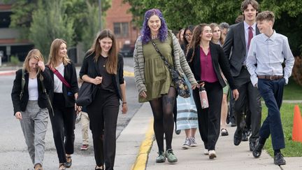 Les plaignants à l'origine du premier procès lié au changement climatique aux Etats-Unis arrivent à l'audience à Helena, dans le Montana (Etats-Unis), le 12 juin 2023. (ROBIN LOZNAK / OUR CHILDREN'S TRUST / AFP)