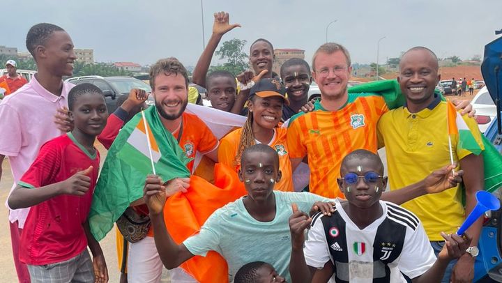 Ambiance avant un match de la CAN. Ce soir, les Éléphants ivoiriens joueront devant un public acquis à leur cause, mais ils auront fort à faire face aux Nigérians, intraitables. (Photo Pierre Boisaubert)