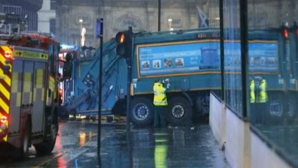 Capture d'&eacute;cran montrant une image fixe du&nbsp;camion-poubelle qui a fonc&eacute; dans la foule &agrave; Glasgow (Royaume-Uni) et tu&eacute; plusieurs pi&eacute;tons, le 22 d&eacute;cembre 2014. (APTN)