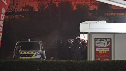 Les membres du Raid négocient avec le forcené de 45 ans à Angers (Maine-et-Loire) le 23 novembre 2018. (JEAN-FRANCOIS MONIER / AFP)