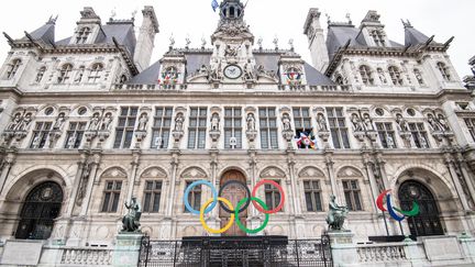 Les anneaux olympiques exposés devant l'hôtel de Paris, le 13 mars 2023. (ALAIN JOCARD / AFP)