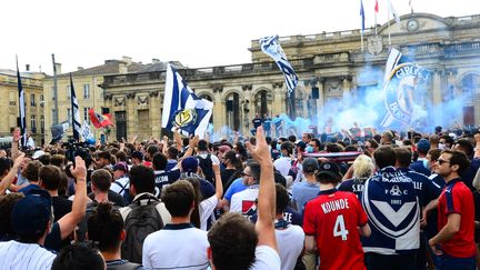 Les supporters des Girondins devant la mairie en juin (MEHDI FEDOUACH / AFP)