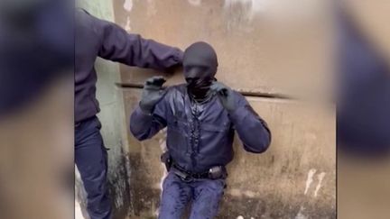 Un instructeur de l'école de police de Oissel, en Seine-Maritime, a aspergé ses élèves d'eau pour simuler une noyade. Il a été suspendu, et l'IGPN a été saisie. (FRANCEINFO)