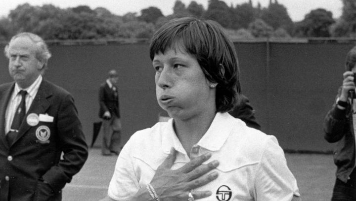 La tenniswoman am&eacute;ricaine Martina Navratilova apr&egrave;s sa victoire au tournoi de Wimbledon, &agrave; Londres (Royaume-Uni) en 1980.&nbsp; (CENTRAL PRESS / GETTY IMAGES)