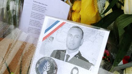 Hommage à Arnaud Beltrame à la gendarmerie de Carcassonne (Aude), le 25 mars 2018. (MAXPPP)