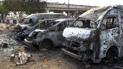 Des v&eacute;hicules calcin&eacute;s apr&egrave;s l'attentat qui a frapp&eacute; la gare routi&egrave;re de Nyanya (Nigeria), le 14 avril 2014. (AFOLABI SOTUNDE / REUTERS)