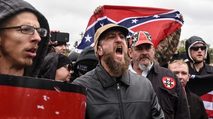 Depuis Charlottesville, des drapeaux nazis s'affichent sans complexe sur  des maisons américaines