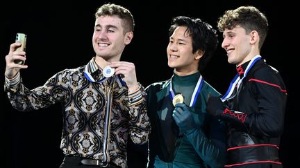 Le Français Adam Siao Him Fa sur la plus haute marche du podium, aux côtés de l'Italien Matteo Rizzo (à gauche) et du Suisse Lukas Britschgi (à droite), à l'occasion des championnats d'Europe de patinage artistique, le 27 janvier 2023 à Espoo (Finlande). (DANIEL MIHAILESCU / AFP)