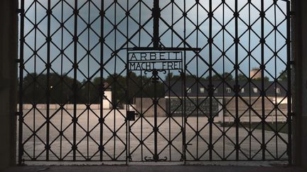 Une porte de l'ancien camp de Dachau (Allemagne), le 18 ao&ucirc;t 2013. (GUENTER SCHIFFMANN / AFP)