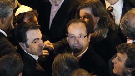 Fran&ccedil;ois Hollande assiste &agrave; la c&eacute;r&eacute;monie d'hommage aux victimes de la fusillade de Toulouse, organis&eacute;e le 19 mars 2012 &agrave; la synagogue de Nazareth du 3e arrondissement de Paris.&nbsp; (BERTRAND GUAY / AFP)