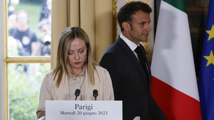 Le président Emmanuel Macron et la cheffe du gouvernement italien Giorgia Meloni, à l'Elysée, le 20 juin 2023. (LUDOVIC MARIN / AFP)