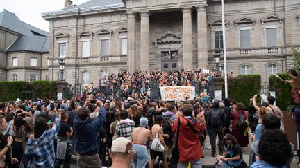 Une manifestation devant le tribunal d'Aurillac (Cantal) pour protester contre l'interpellation d'une femme seins nus, le 26 août 2023. (MORGAN BISSON / HANS LUCAS / AFP)