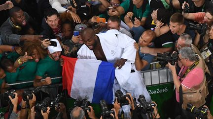 Teddy Riner devant son clan de supporteurs, parmi lesquels on distingue son frère (LAURENT KALFALA / AFP)