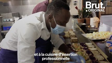 Permettre à des chefs réfugiés de partager leur savoir-faire, c'est le concept du restaurant du Refugee Food Festival. Et pendant la crise sanitaire, c'est pour les sans-abri qu'ils cuisinent.