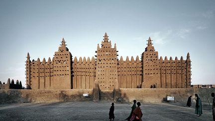 La grande mosquée de Djenné au Mali, inscrite au patrimoine mondial de l'Unesco, est le plus grand bâtiment en terre crue du monde (75m de long sur 20m de haut). Elle peut accueillir un millier de personnes. «Dès le VIIIe siècle, des communautés musulmanes se sont dotées de lieux pour prier. L’architecture religieuse en Afrique subsaharienne propose des typologies originales qui s’éloignent des formes connues dans le monde arabo-musulman. Certains autels animistes ont été reconvertis en mosquée en adaptant leur plan aux besoins de la prière. C’est parfois le cas des formes architecturales de la boucle du Niger.» Le caractère éphémère de leur construction a contribué au désintérêt des chercheurs avant qu’ils ne redécouvrent le lieu en 1988, explique l’IMA. (James Morris)