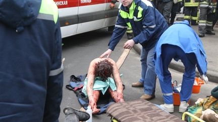 Les secours moscovites s'occupent des victimes de l'attentat de la station du Parc Koultoury, la seconde explosion. (AFP Photos)