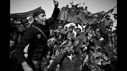 &quot;Partout dans les rues de la capitale rebelle, des hommes, des femmes, des enfants crient leur désespoir et l’envie d’en finir avec 30 ans
	de régime autocratique. « Zenga, zenga !», coin de rue par coin de rue ! Les rebelles promettent alors de pourchasser Kadhafi jusque dans sa tanière.&quot;
 (Olivier Laban-Mattei/NEUS)