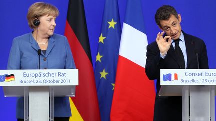 La chanceli&egrave;re allemande Angela Merkel et le Pr&eacute;sident fran&ccedil;ais Nicolas Sarkozy, lors d'une conf&eacute;rence de presse commune &agrave; l'issue du sommet de dimanche 23 octobre &agrave; Bruxelles (Belgique).&nbsp; (THIERRY ROGE/REUTERS)