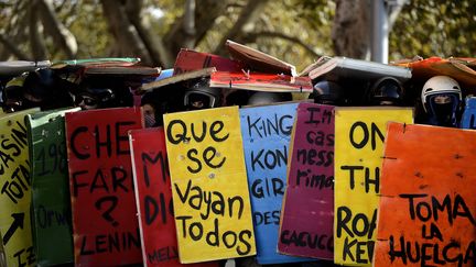 Des manifestants contre l'aust&eacute;rit&eacute; &agrave; Rome&nbsp;(Italie) se prot&egrave;gent de la police avec des pancartes servant de boucliers,&nbsp;mercredi 14 novembre 2012.&nbsp; (FILIPPO MONTEFORTE / AFP)