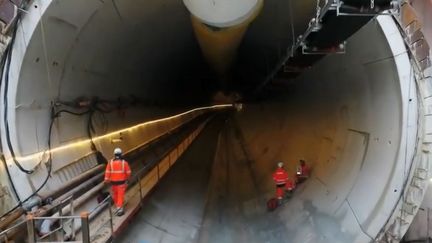 Des ouvriers à l'entrée d'un tunnel creusé pour le Grand Paris Express.&nbsp; (FRANCE 2)