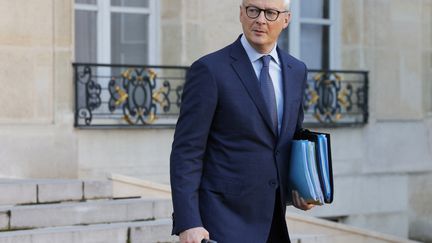 Le ministre de l'Economie Bruno Le Maire, devant l'Elysée, à Paris, le 6 décembre 2023. (GEOFFROY VAN DER HASSELT / AFP)