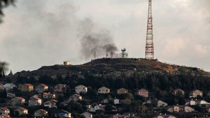 Un nuage de fumée se forme dans le ciel, près de Metula (Israël), après des tirs de roquettes du Hezbollah depuis le sud du Liban, le 31 décembre 2023. (HASAN FNEICH / AFP)