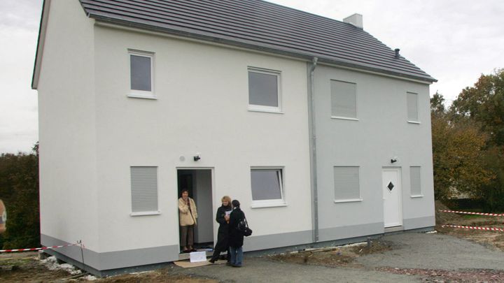 Des maisons en pr&eacute;fabriqu&eacute; &agrave; 50 000 euros, &agrave; Plo&euml;rmel (Morbihan),&nbsp;en 2006. L'Union nationale des propri&eacute;taires immobiliers propose des logements low cost pour r&eacute;pondre &agrave; la crise. (ANDRE DURAND / AFP)