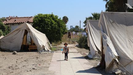 MSF a install&eacute; des douches et des sanitaires &agrave; l'ext&eacute;rieur d'un h&ocirc;tel d&eacute;saffect&eacute; utilis&eacute; par les migrants &agrave; Kos (Gr&egrave;ce). Les &eacute;quipes de l'ONG tiennent aussi chaque jour des consultations m&eacute;dicales. (BENOIT ZAGDOUN / FRANCETV INFO)