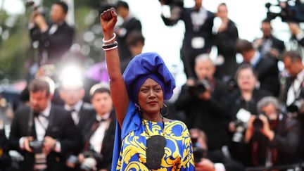 La chanteuse burundaise Khadja Nin monte les marches du palais des festivals de Cannes (Alpes-Maritimes), le 16 mai 2018. (VALERY HACHE / AFP)