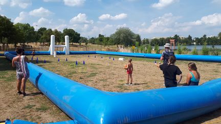 Les enfants découvrentle rugby lors des Olympiades de Metz Plage (Moselle), le samedi 23 juillet 2022. (THEO BOSCHER / RADIO FRANCE)