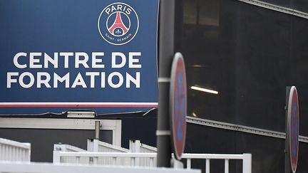 La façade du "Camp des Loges",&nbsp;le centre d'entraînement du PSG, à Saint-Germain-en-Laye (Yvelines), le 23 novembre 2018. (FRANCK FIFE / AFP)