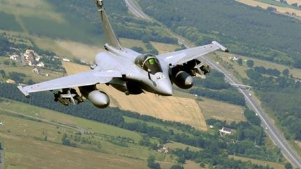 Un avion Rafale en vol au-dessus de Châteaudun (AFP - BORIS HORVAT)